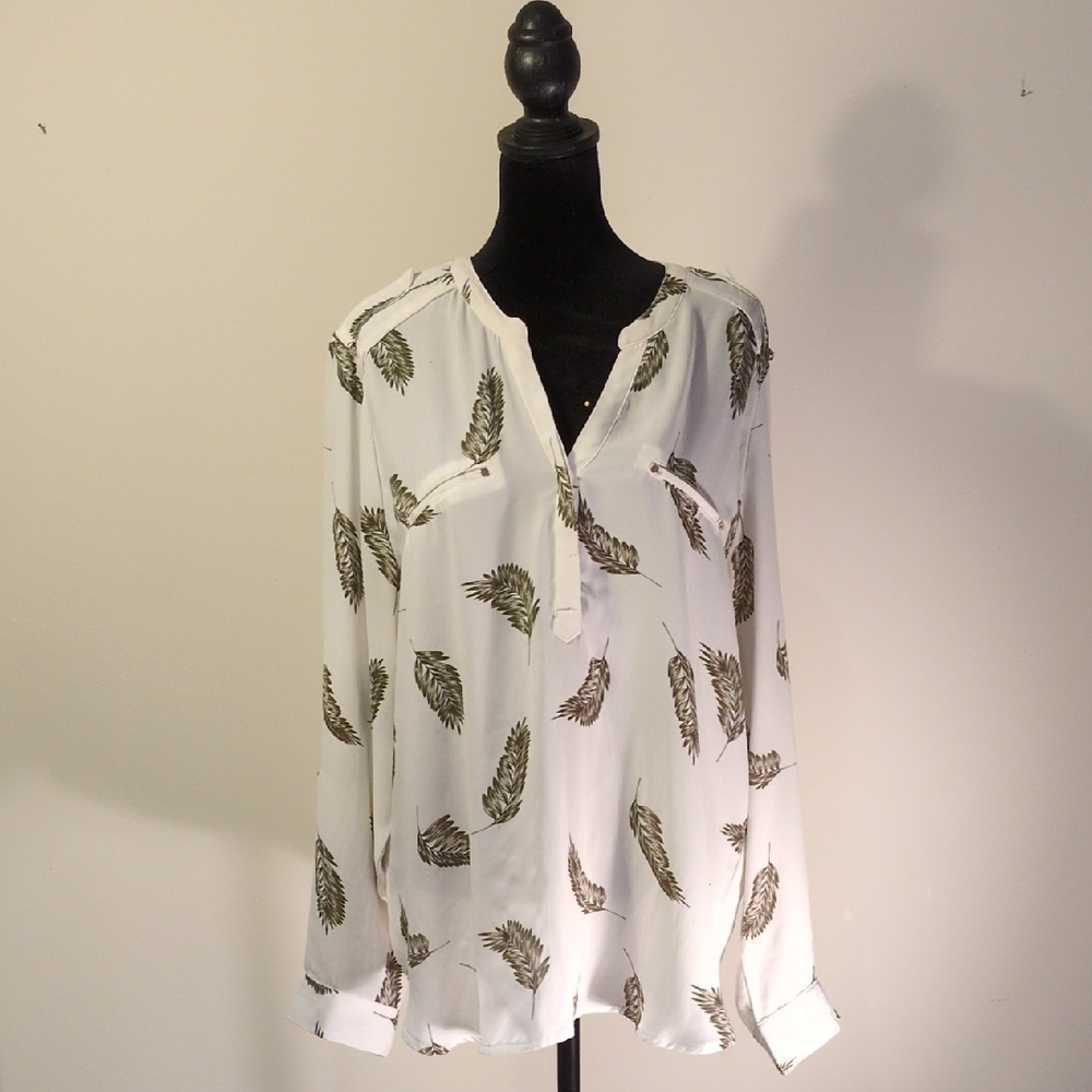 Dynamite White Blouse with Feather Design